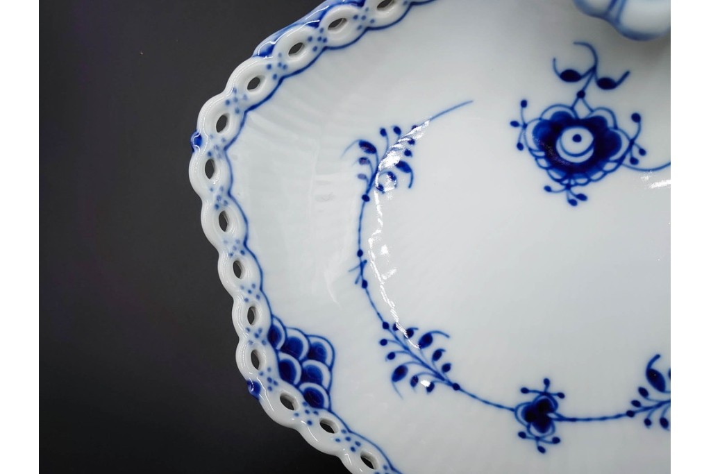 デンマーク製　ROYAL COPENHAGEN(ロイヤルコペンハーゲン)　ブルーフルーテッド　フルレース　透かしの縁飾りが優雅なシェルディッシュ　外箱付き　(R-085958)