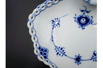 デンマーク製　ROYAL COPENHAGEN(ロイヤルコペンハーゲン)　ブルーフルーテッド　フルレース　透かしの縁飾りが優雅なシェルディッシュ　外箱付き　(R-085958)