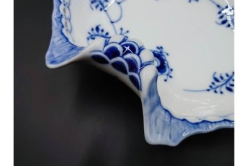 デンマーク製　ROYAL COPENHAGEN(ロイヤルコペンハーゲン)　ブルーフルーテッド　フルレース　透かしの縁飾りが優雅なシェルディッシュ　外箱付き　(R-085958)