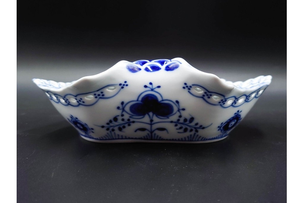 デンマーク製　ROYAL COPENHAGEN(ロイヤルコペンハーゲン)　ブルーフルーテッド　フルレース　透かしの縁飾りが優雅なシェルディッシュ　外箱付き　(R-085958)