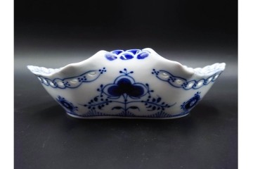 デンマーク製　ROYAL COPENHAGEN(ロイヤルコペンハーゲン)　ブルーフルーテッド　フルレース　透かしの縁飾りが優雅なシェルディッシュ　外箱付き　(R-085958)