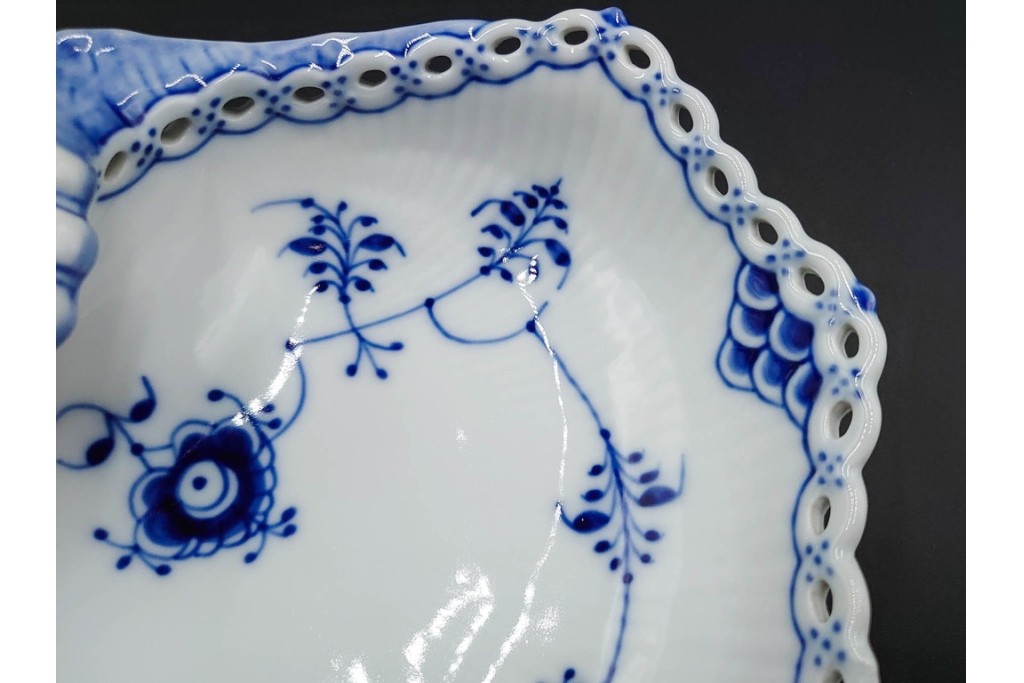 デンマーク製　ROYAL COPENHAGEN(ロイヤルコペンハーゲン)　ブルーフルーテッド　フルレース　透かしの縁飾りが優雅なシェルディッシュ　外箱付き　(R-085958)