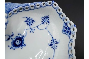 デンマーク製　ROYAL COPENHAGEN(ロイヤルコペンハーゲン)　ブルーフルーテッド　フルレース　透かしの縁飾りが優雅なシェルディッシュ　外箱付き　(R-085958)