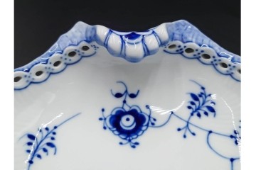 デンマーク製　ROYAL COPENHAGEN(ロイヤルコペンハーゲン)　ブルーフルーテッド　フルレース　透かしの縁飾りが優雅なシェルディッシュ　外箱付き　(R-085958)