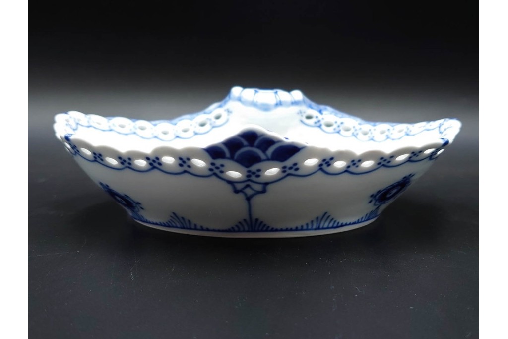 デンマーク製　ROYAL COPENHAGEN(ロイヤルコペンハーゲン)　ブルーフルーテッド　フルレース　透かしの縁飾りが優雅なシェルディッシュ　外箱付き　(R-085958)