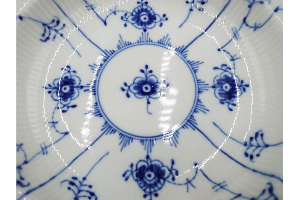 デンマーク製　ROYAL COPENHAGEN(ロイヤルコペンハーゲン)　ブルーフルーテッド プレイン　繊細な草花模様が美しいディーププレート2枚セット　定価(2枚合計)約4万2千円　(R-085961)