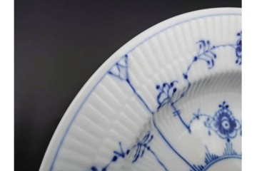 デンマーク製　ROYAL COPENHAGEN(ロイヤルコペンハーゲン)　ブルーフルーテッド プレイン　繊細な草花模様が美しいディーププレート2枚セット　定価(2枚合計)約4万2千円　(R-085961)