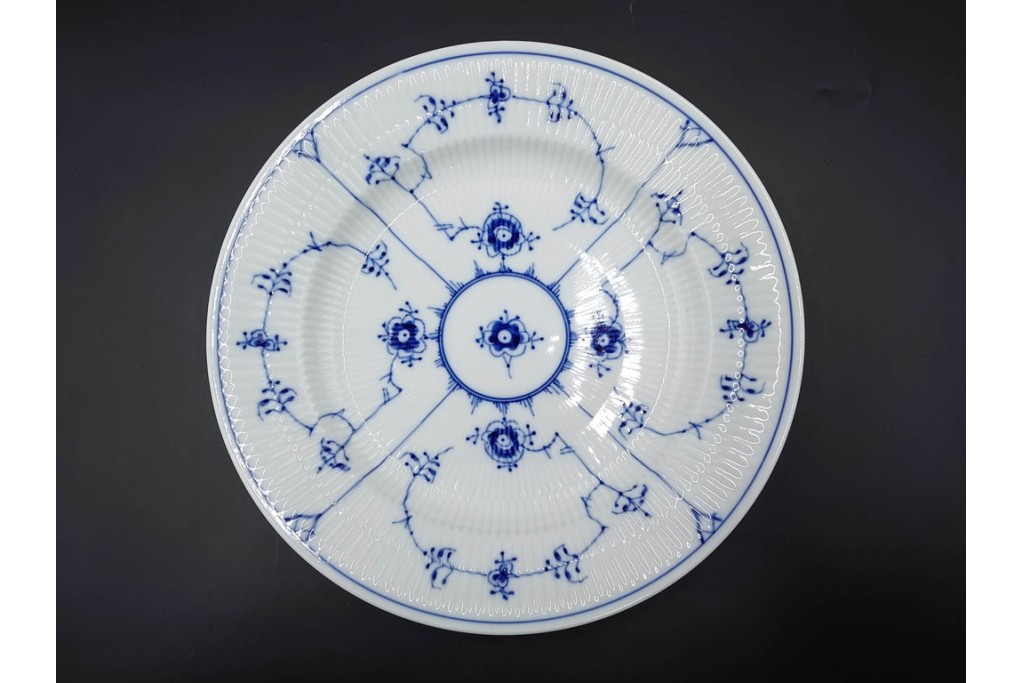 デンマーク製　ROYAL COPENHAGEN(ロイヤルコペンハーゲン)　ブルーフルーテッド プレイン　繊細な草花模様が美しいディーププレート2枚セット　定価(2枚合計)約4万2千円　(R-085961)