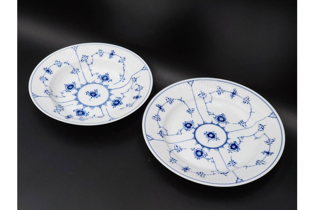 デンマーク製　ROYAL COPENHAGEN(ロイヤルコペンハーゲン)　ブルーフルーテッド プレイン　繊細な草花模様が美しいディーププレート2枚セット　定価(2枚合計)約4万2千円　(R-085961)