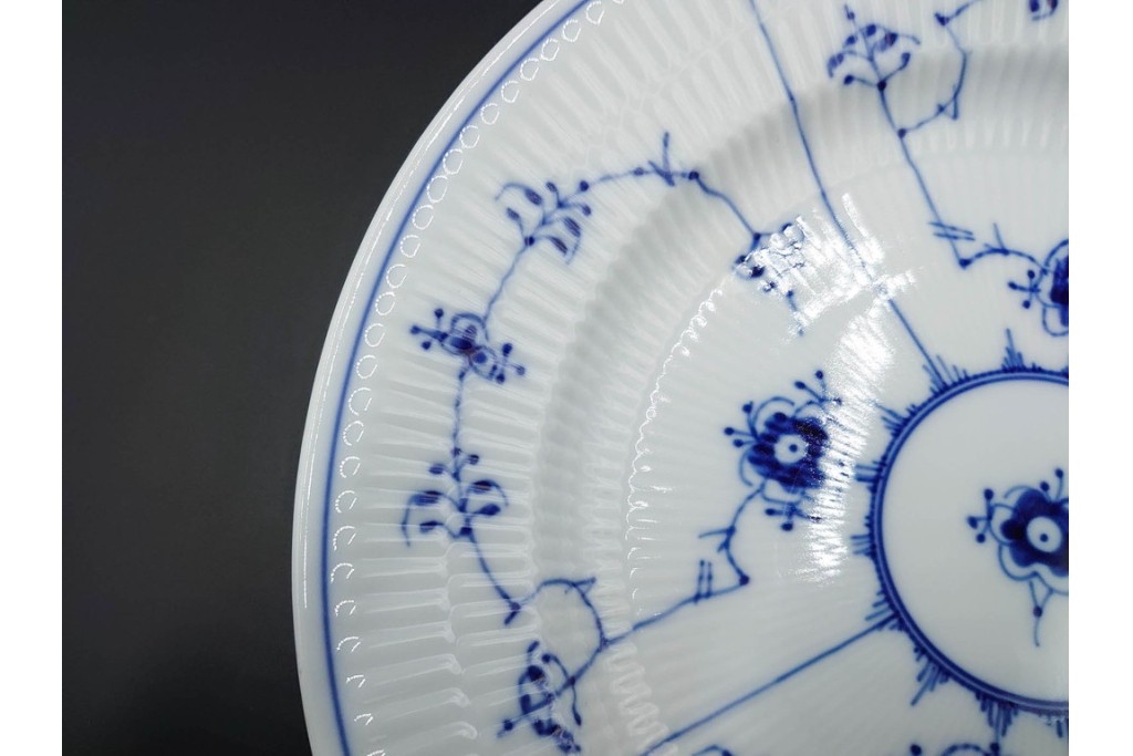 デンマーク製　ROYAL COPENHAGEN(ロイヤルコペンハーゲン)　ブルーフルーテッド プレイン　繊細な草花模様が美しいディーププレート2枚セット　定価(2枚合計)約4万2千円　(R-085961)