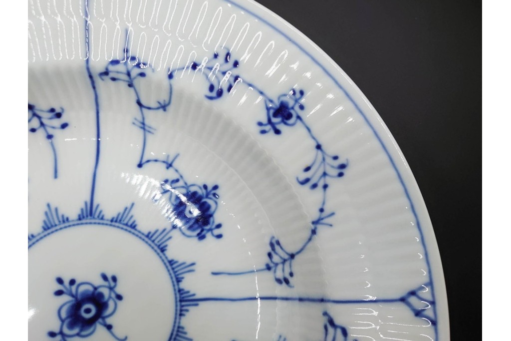 デンマーク製　ROYAL COPENHAGEN(ロイヤルコペンハーゲン)　ブルーフルーテッド プレイン　繊細な草花模様が美しいディーププレート2枚セット　定価(2枚合計)約4万2千円　(R-085961)