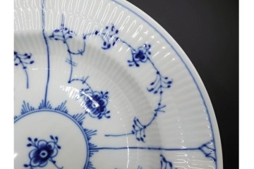デンマーク製　ROYAL COPENHAGEN(ロイヤルコペンハーゲン)　ブルーフルーテッド プレイン　繊細な草花模様が美しいディーププレート2枚セット　定価(2枚合計)約4万2千円　(R-085961)
