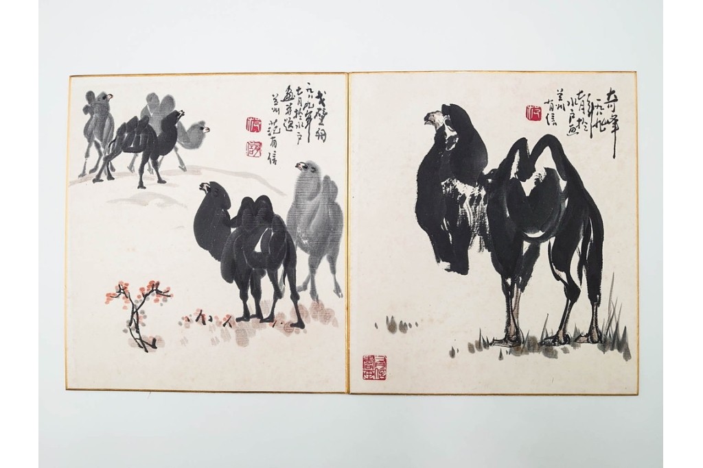 真作　中国　サイン付き　范有信(範有信)　色紙に描かれた水墨画の駱駝図2点セット　(R-085962)