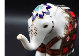 イギリス　ROYAL CROWN DERBY(ロイヤルクラウンダービー)　エレファント　華やかな象モチーフのペーパーウェイト2点セット　1点のみ外箱付き　(R-085966)