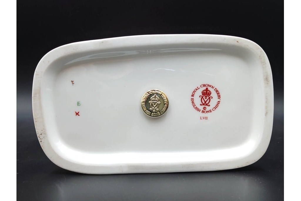 イギリス　ROYAL CROWN DERBY(ロイヤルクラウンダービー)　エレファント　華やかな象モチーフのペーパーウェイト2点セット　1点のみ外箱付き　(R-085966)