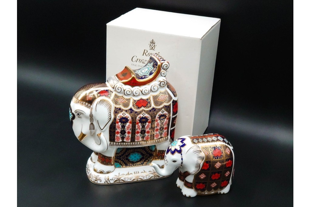 イギリス　ROYAL CROWN DERBY(ロイヤルクラウンダービー)　エレファント　華やかな象モチーフのペーパーウェイト2点セット　1点のみ外箱付き　(R-085966)