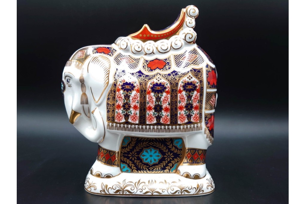 イギリス　ROYAL CROWN DERBY(ロイヤルクラウンダービー)　エレファント　華やかな象モチーフのペーパーウェイト2点セット　1点のみ外箱付き　(R-085966)