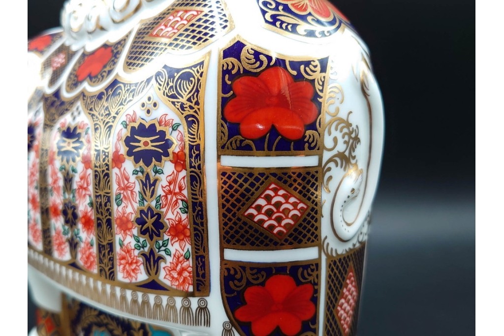 イギリス　ROYAL CROWN DERBY(ロイヤルクラウンダービー)　エレファント　華やかな象モチーフのペーパーウェイト2点セット　1点のみ外箱付き　(R-085966)