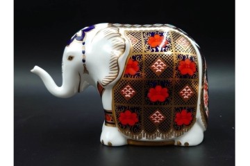 イギリス　ROYAL CROWN DERBY(ロイヤルクラウンダービー)　エレファント　華やかな象モチーフのペーパーウェイト2点セット　1点のみ外箱付き　(R-085966)