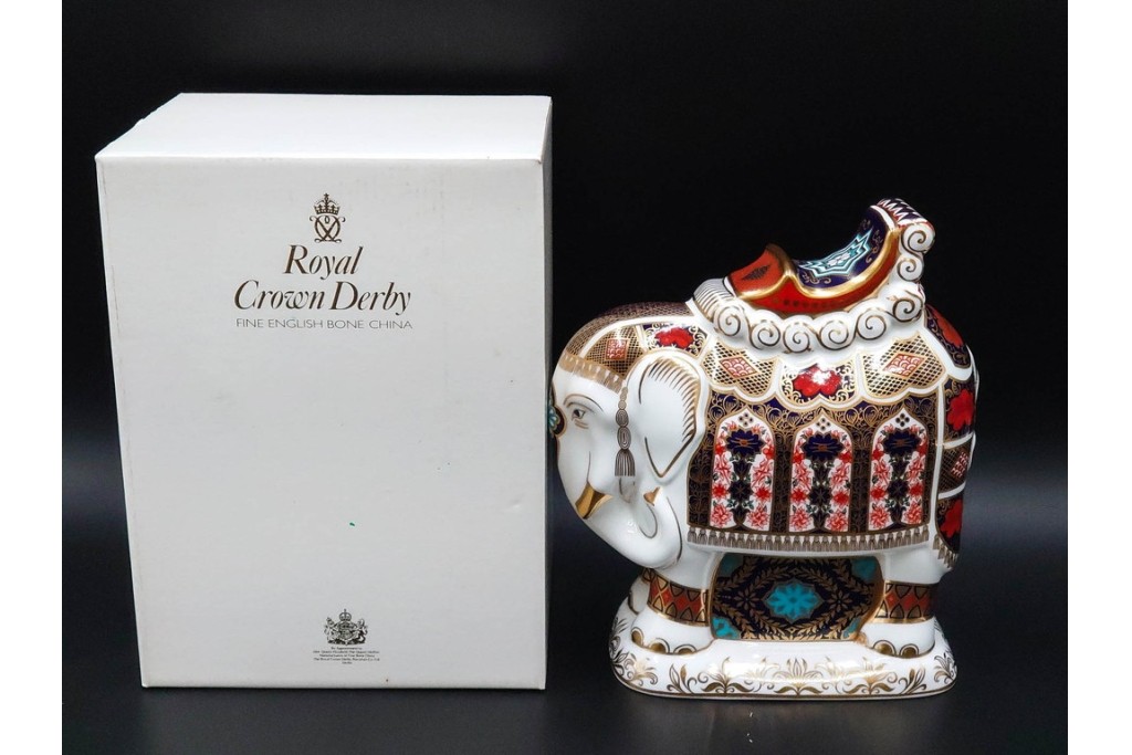 イギリス　ROYAL CROWN DERBY(ロイヤルクラウンダービー)　エレファント　華やかな象モチーフのペーパーウェイト2点セット　1点のみ外箱付き　(R-085966)