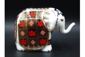 イギリス　ROYAL CROWN DERBY(ロイヤルクラウンダービー)　エレファント　華やかな象モチーフのペーパーウェイト2点セット　1点のみ外箱付き　(R-085966)