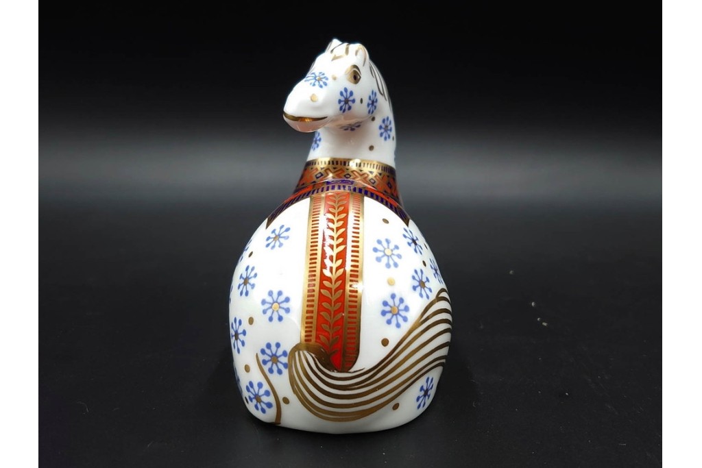 イギリス　ROYAL CROWN DERBY(ロイヤルクラウンダービー)　あでやかな馬と鶏モチーフのペーパーウェイト2点セット　外箱付き　(R-085967)