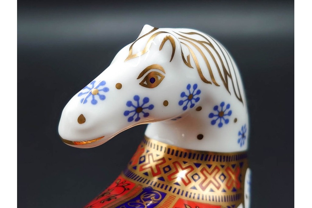 イギリス　ROYAL CROWN DERBY(ロイヤルクラウンダービー)　あでやかな馬と鶏モチーフのペーパーウェイト2点セット　外箱付き　(R-085967)