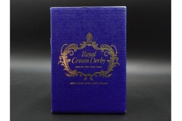 イギリス　ROYAL CROWN DERBY(ロイヤルクラウンダービー)　あでやかな馬と鶏モチーフのペーパーウェイト2点セット　外箱付き　(R-085967)