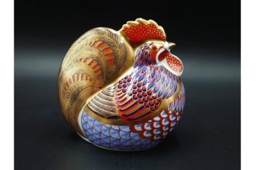 イギリス　ROYAL CROWN DERBY(ロイヤルクラウンダービー)　あでやかな馬と鶏モチーフのペーパーウェイト2点セット　外箱付き　(R-085967)