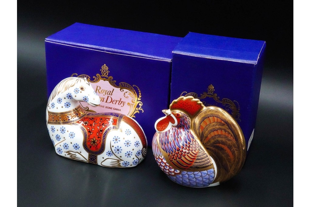 イギリス　ROYAL CROWN DERBY(ロイヤルクラウンダービー)　あでやかな馬と鶏モチーフのペーパーウェイト2点セット　外箱付き　(R-085967)