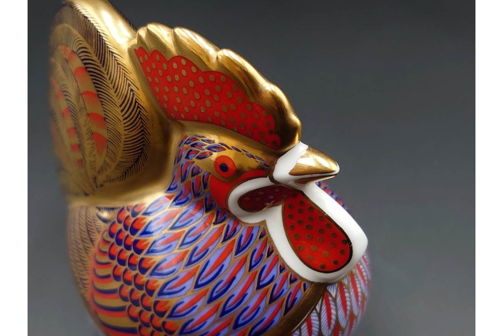 イギリス　ROYAL CROWN DERBY(ロイヤルクラウンダービー)　あでやかな馬と鶏モチーフのペーパーウェイト2点セット　外箱付き　(R-085967)