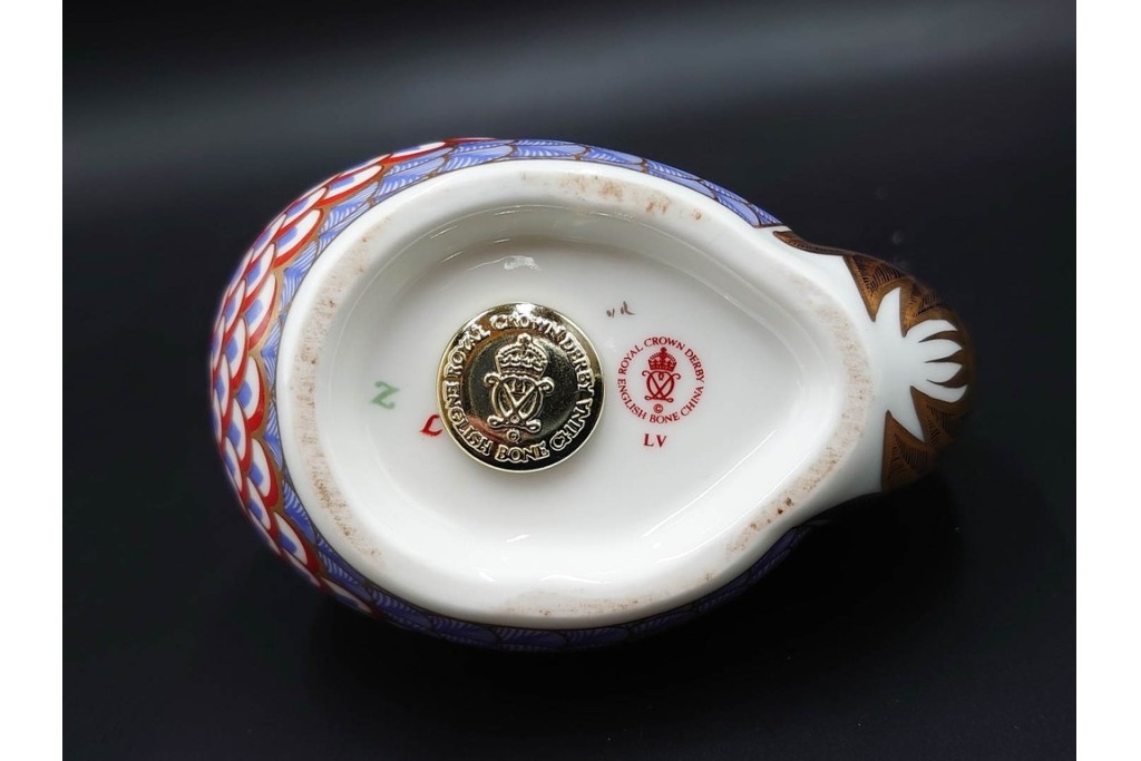 イギリス　ROYAL CROWN DERBY(ロイヤルクラウンダービー)　あでやかな馬と鶏モチーフのペーパーウェイト2点セット　外箱付き　(R-085967)