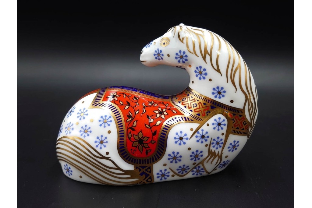 イギリス　ROYAL CROWN DERBY(ロイヤルクラウンダービー)　あでやかな馬と鶏モチーフのペーパーウェイト2点セット　外箱付き　(R-085967)