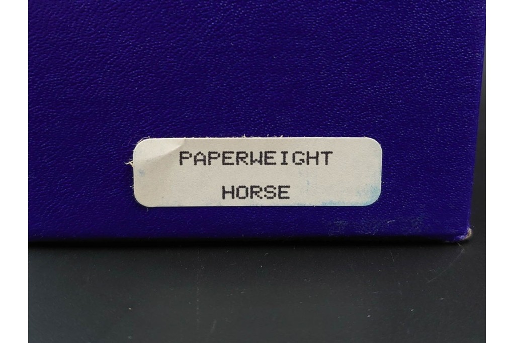 イギリス　ROYAL CROWN DERBY(ロイヤルクラウンダービー)　あでやかな馬と鶏モチーフのペーパーウェイト2点セット　外箱付き　(R-085967)