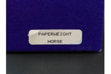 イギリス　ROYAL CROWN DERBY(ロイヤルクラウンダービー)　あでやかな馬と鶏モチーフのペーパーウェイト2点セット　外箱付き　(R-085967)