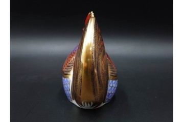 イギリス　ROYAL CROWN DERBY(ロイヤルクラウンダービー)　あでやかな馬と鶏モチーフのペーパーウェイト2点セット　外箱付き　(R-085967)