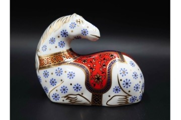 イギリス　ROYAL CROWN DERBY(ロイヤルクラウンダービー)　あでやかな馬と鶏モチーフのペーパーウェイト2点セット　外箱付き　(R-085967)