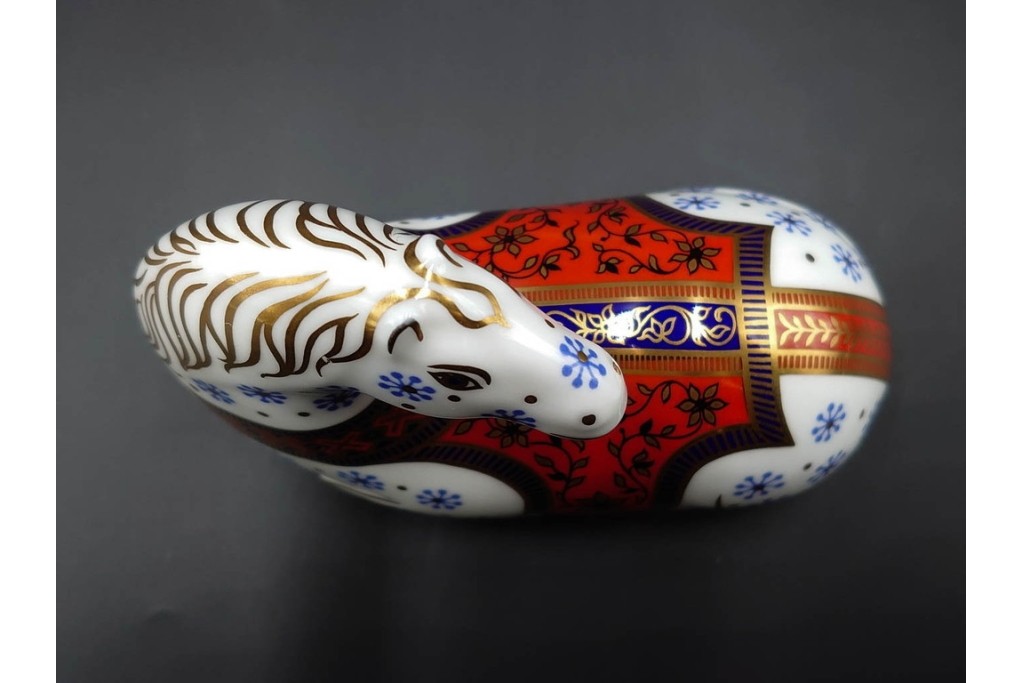 イギリス　ROYAL CROWN DERBY(ロイヤルクラウンダービー)　あでやかな馬と鶏モチーフのペーパーウェイト2点セット　外箱付き　(R-085967)