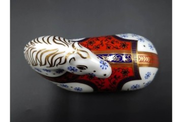 イギリス　ROYAL CROWN DERBY(ロイヤルクラウンダービー)　あでやかな馬と鶏モチーフのペーパーウェイト2点セット　外箱付き　(R-085967)