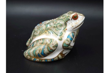 イギリス　ROYAL CROWN DERBY(ロイヤルクラウンダービー)　750個限定　金彩が華やかな羊とマーシュフロッグのペーパーウェイト2点セット　外箱付き　(R-085969)