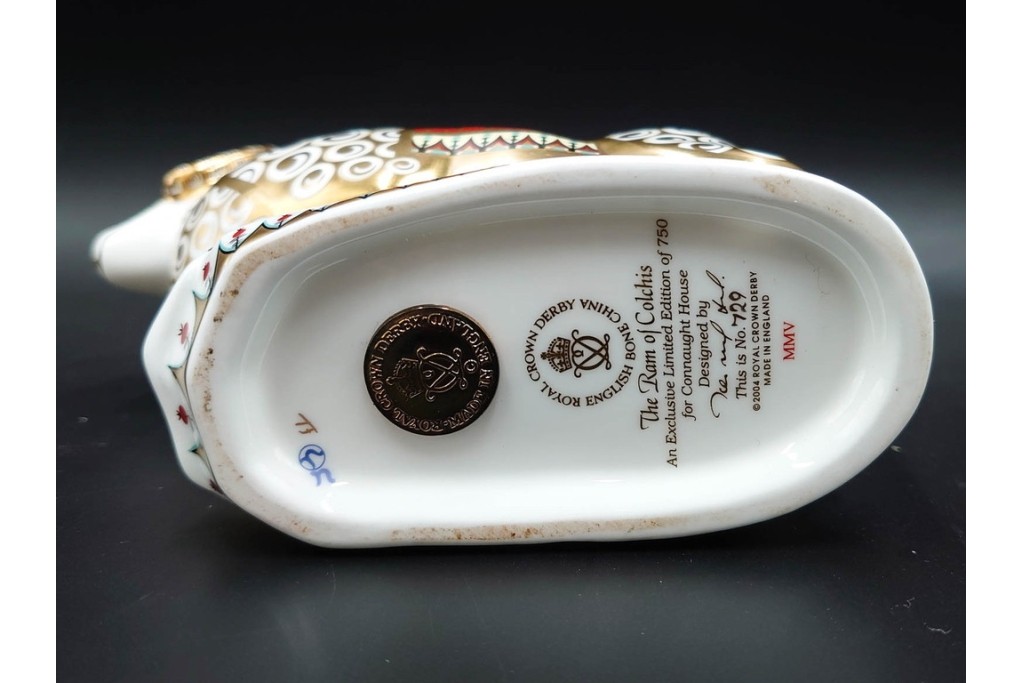 イギリス　ROYAL CROWN DERBY(ロイヤルクラウンダービー)　750個限定　金彩が華やかな羊とマーシュフロッグのペーパーウェイト2点セット　外箱付き　(R-085969)