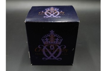 イギリス　ROYAL CROWN DERBY(ロイヤルクラウンダービー)　750個限定　金彩が華やかな羊とマーシュフロッグのペーパーウェイト2点セット　外箱付き　(R-085969)