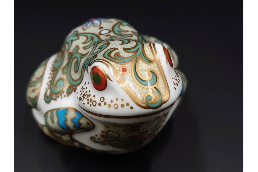 イギリス　ROYAL CROWN DERBY(ロイヤルクラウンダービー)　750個限定　金彩が華やかな羊とマーシュフロッグのペーパーウェイト2点セット　外箱付き　(R-085969)