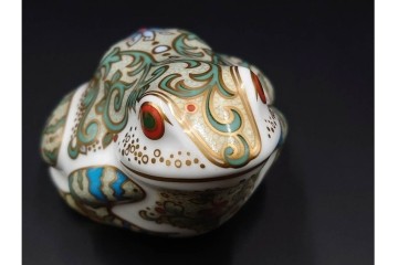 イギリス　ROYAL CROWN DERBY(ロイヤルクラウンダービー)　750個限定　金彩が華やかな羊とマーシュフロッグのペーパーウェイト2点セット　外箱付き　(R-085969)