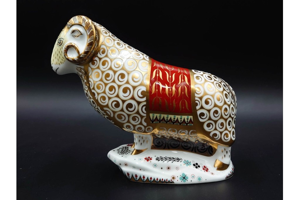 イギリス　ROYAL CROWN DERBY(ロイヤルクラウンダービー)　750個限定　金彩が華やかな羊とマーシュフロッグのペーパーウェイト2点セット　外箱付き　(R-085969)