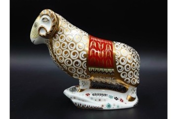 イギリス　ROYAL CROWN DERBY(ロイヤルクラウンダービー)　750個限定　金彩が華やかな羊とマーシュフロッグのペーパーウェイト2点セット　外箱付き　(R-085969)