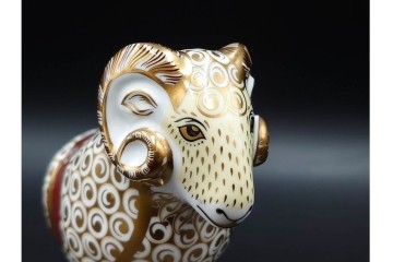 イギリス　ROYAL CROWN DERBY(ロイヤルクラウンダービー)　750個限定　金彩が華やかな羊とマーシュフロッグのペーパーウェイト2点セット　外箱付き　(R-085969)