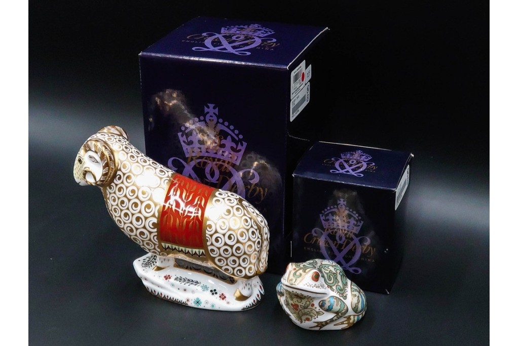 イギリス　ROYAL CROWN DERBY(ロイヤルクラウンダービー)　750個限定　金彩が華やかな羊とマーシュフロッグのペーパーウェイト2点セット　外箱付き　(R-085969)