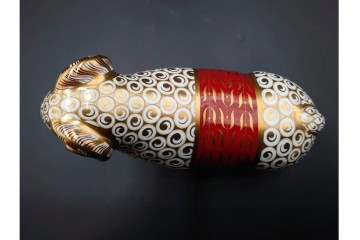 イギリス　ROYAL CROWN DERBY(ロイヤルクラウンダービー)　750個限定　金彩が華やかな羊とマーシュフロッグのペーパーウェイト2点セット　外箱付き　(R-085969)