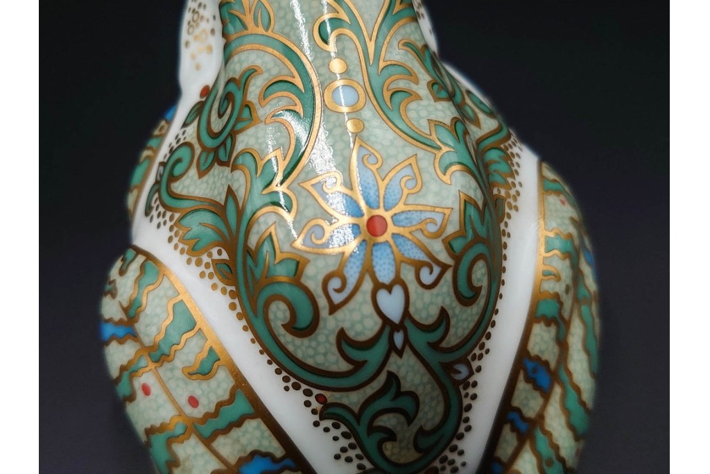 イギリス　ROYAL CROWN DERBY(ロイヤルクラウンダービー)　750個限定　金彩が華やかな羊とマーシュフロッグのペーパーウェイト2点セット　外箱付き　(R-085969)